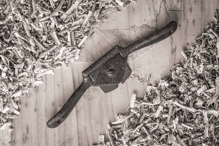 木桌上的木匠工具与锯末木匠工背景图片