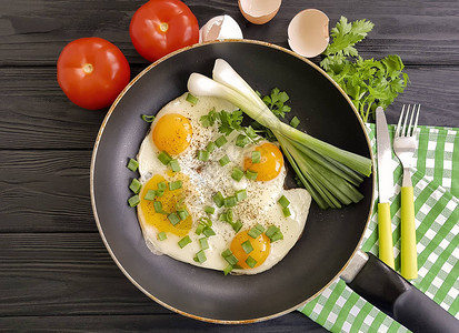 煎锅炒鸡蛋早餐绿洋葱番茄黑图片