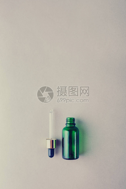 极简风格护肤化妆品包装的极简主义照片魅力四射带吸管的绿色玻璃瓶图片