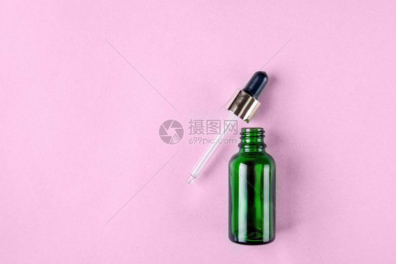 极简风格护肤化妆品包装的极简主义照片魅力四射带吸管的绿色玻璃瓶图片