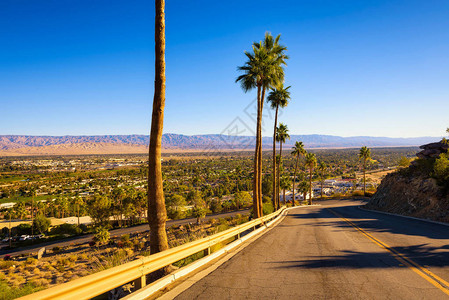 通向美国加利福尼亚州棕榈泉的景象公路图片