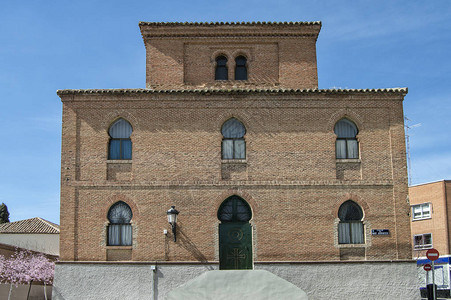 西班牙马德里圣马提亚斯教堂门窗和马蹄铁拱门的砖头泥巴墙图片