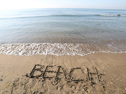夏日沙滩上的大文字海滩和背景中的大海图片