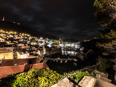 Dubrovnik市的美丽夜景照片图片