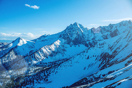 桑尼天气中岩石山峰上积雪高峰的风景自然图片
