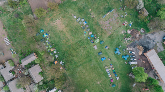 野外营地的空中观察帐篷空中摄影图片