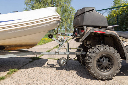 拖车载运充气船ATV四重机将轮船移到湖岸或河岸发射水上航行和图片