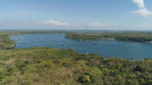 菲律宾吕宋岛有鱼虾笼的养鱼场班古斯遮目鱼塘鸟瞰图用于罗非鱼遮目鱼养殖水产养殖图片