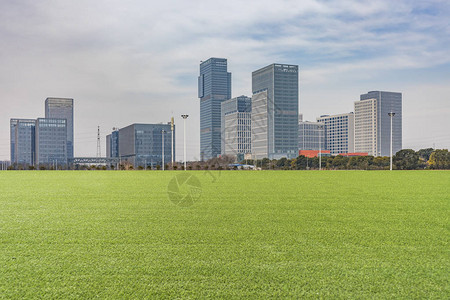 西湖全景全景天线和现代商业办公大楼有空路空背景