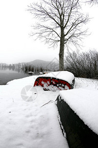 冬天湖边有雪的船图片