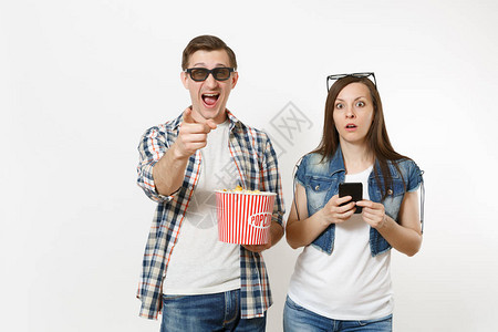 女人和男人在3d眼镜和休闲服看电影的日期拿着一桶爆米花图片