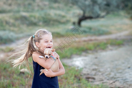 女孩抱着一只小狗灰白毛图片