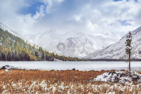 孤独地浮现着美丽的风景图片