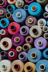 一组不同颜色的线程许多用于缝纫和针线活的线在颜色和尺寸上都不同多彩姿图片