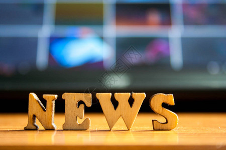由木制字母组成的news一词键盘背图片素材
