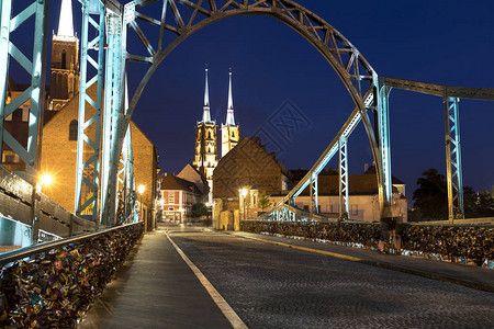 波兰罗克拉夫的圣约翰浸信会教堂明灯桥和圣图片