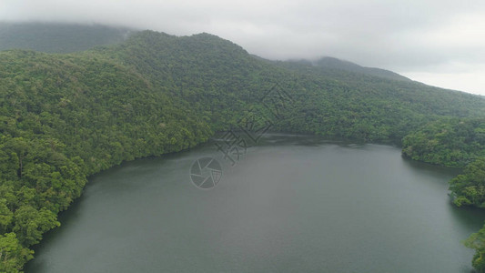 Bulusan湖鸟瞰图在山与绿色雨林的湖隐藏在布卢桑火山附近的丛林山脉中与森林和湖泊的热带景观菲图片