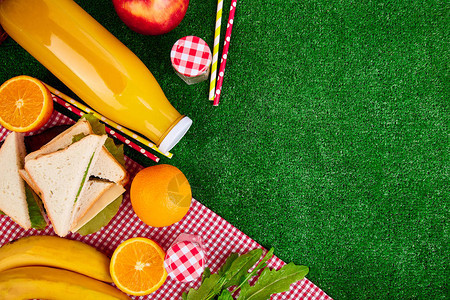 红色桌布篮子健康食品三明治和水果橙汁顶端风景夏图片