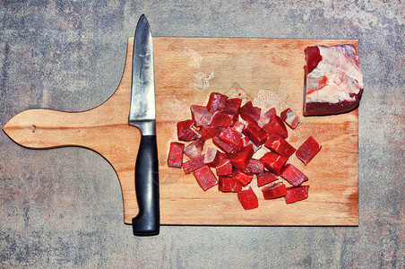 木板上的红肉切块图片