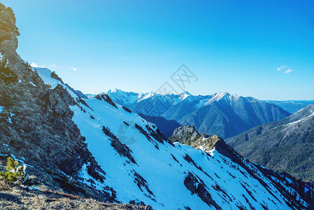 桑尼天气中岩石山峰上积雪高峰的风景自然图片