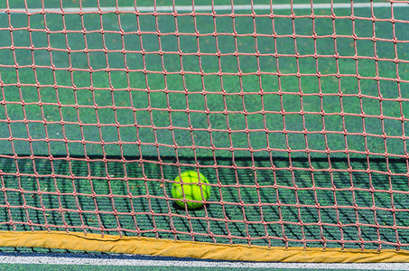 网球场网格和球绿色球场球在网中图片