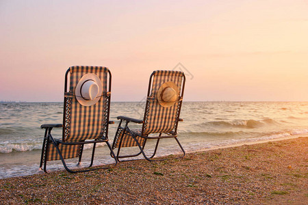 日落时排行榜沙滩座位晚上在海滩背景图片