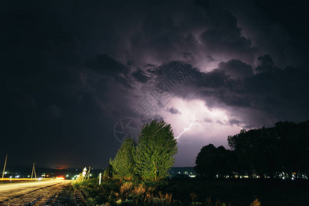 农村的夜间夏季雷暴夜景图片