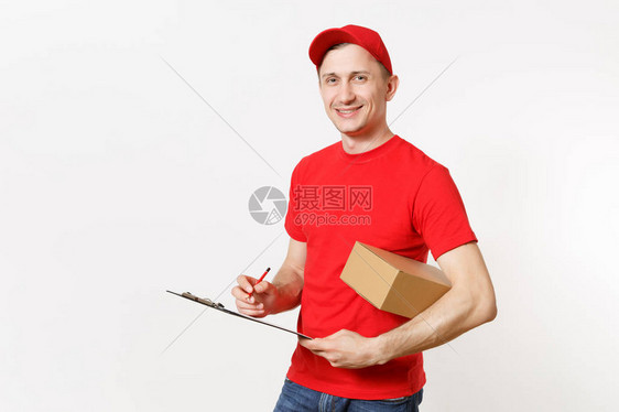 穿着红色制服的送货员在白色背景下被隔离男快递员戴帽T恤手持笔带文件的剪贴板空白纸板箱接收包图片