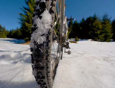 山地自行车在雪中停留图片