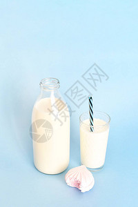 牛奶在干净的玻璃瓶中和玻璃杯中图片