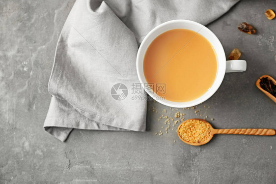 一杯芳香茶桌上放着牛奶顶视图图片