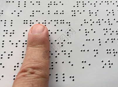 盲人读的是盲文字母文字紧贴手指与盲图片