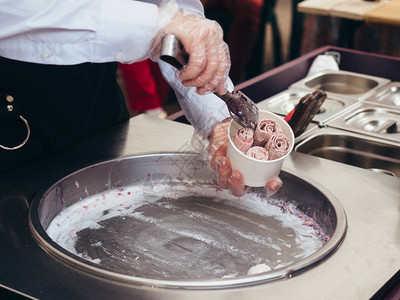 炸冰淇淋卷烹饪开放式厨房图片