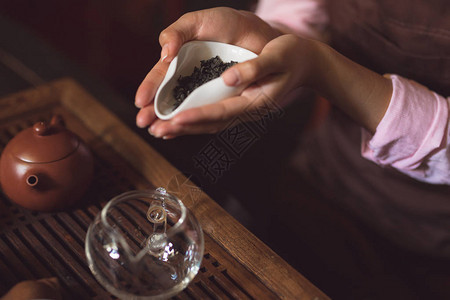 有绿茶特写镜头的女手图片