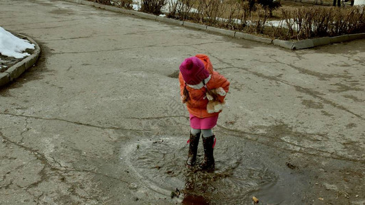 跳到水坑上带着高清背景图片湿的活泥坑07高清背景图片小美女在雨后跳