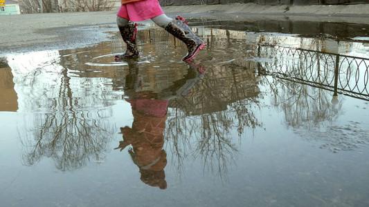 跳水坑的小孩背景图片