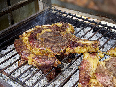 木炭烧烤上的西班牙牛肉图片