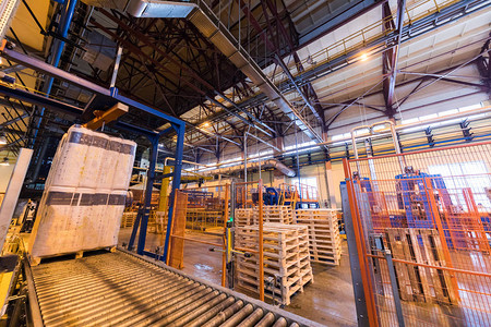 现代操作工厂设备与托盘和玻璃纤维岩棉卷背景重工业机械金属加工图片