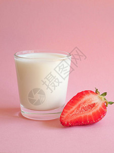 一杯牛奶和一片熟的草莓图片
