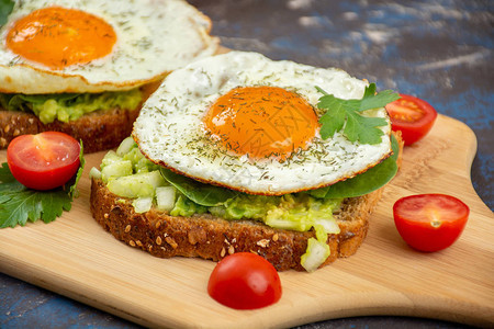 Avocado鸡蛋面包全谷物面包图片