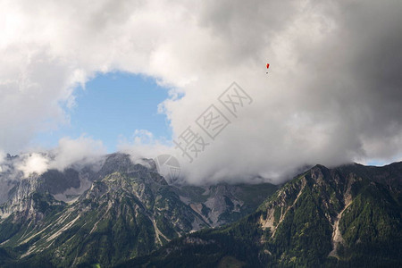 在奥地利北姆斯通阿尔卑斯山具有达赫斯坦山脉背景的斯拉德明镇上空图片