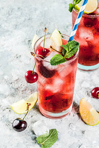 夏季冰茶点饮料樱桃可乐柠檬水或莫吉托鸡尾酒在高玻璃杯中图片