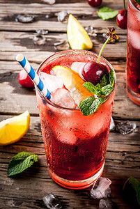 夏季冰霜饮料樱桃可乐柠檬汁或高玻璃的莫吉托鸡尾酒图片