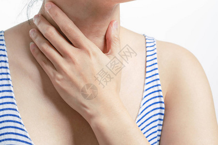 喉咙痛疼的妇女人的手摸着喉咙痛的脖子感觉不好医疗保图片