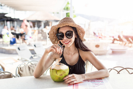 在泰国普吉省海滩酒吧享受椰子饮料图片