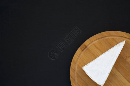 圆竹板上的茄子或甘拔黑色背景和复制空间牛奶生产顶图片