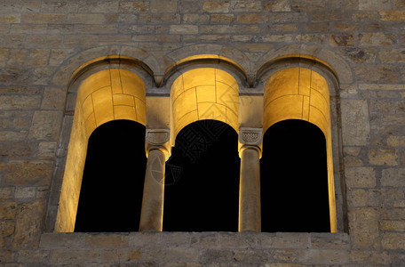 古老的窗户夜里在古宫内有三只食人怪被图片