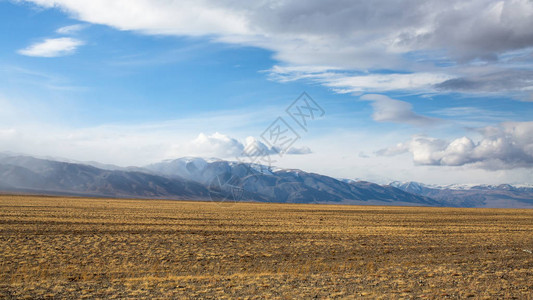 蒙古西部山区和草原景观图片