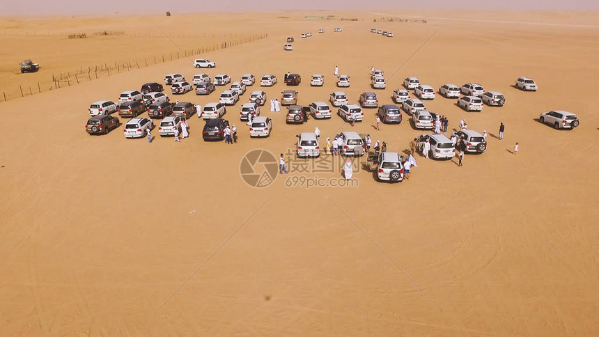 4x4SUV汽车穿过阿布扎比沙漠的沙丘库存沙漠中su图片