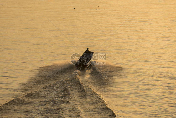 老挝万象湄公河日落时的船夫剪影图片